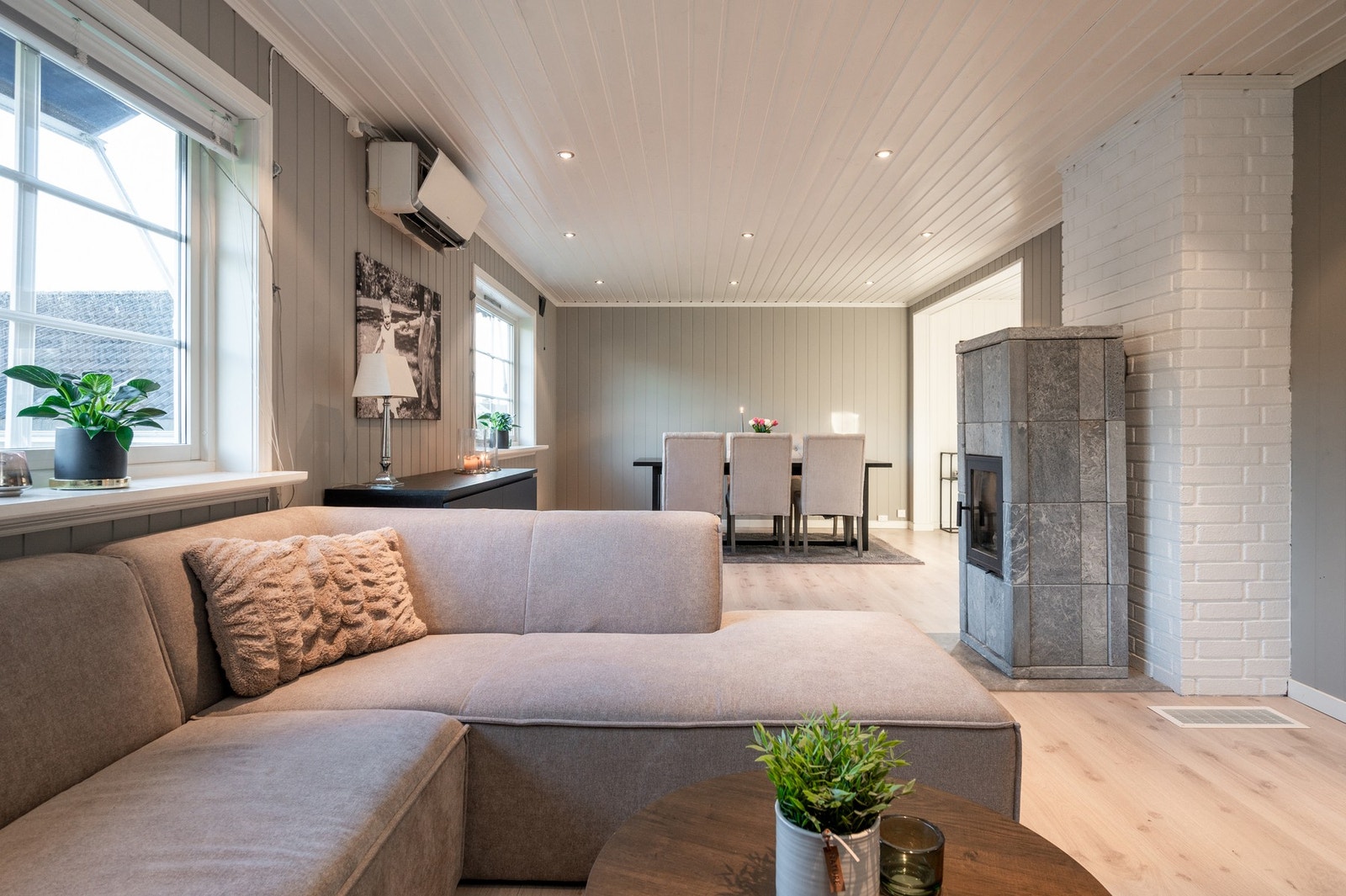 Boligens stue er lys og åpen med fine soner for møblering. Galleribilde