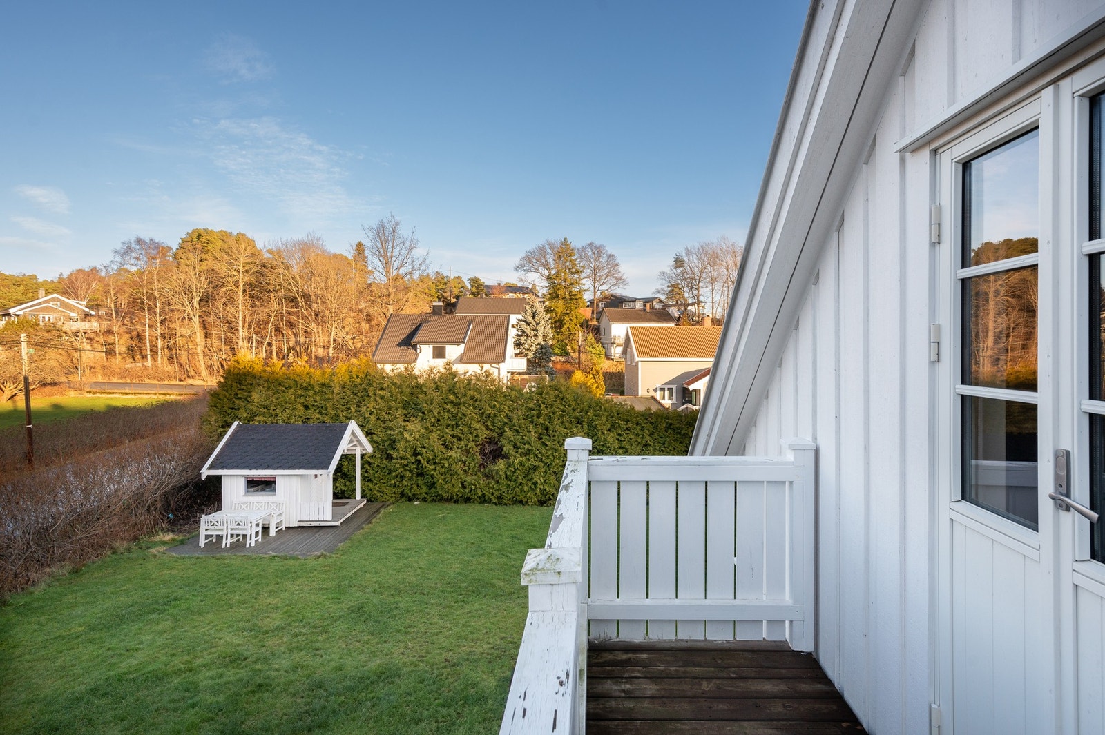 Fra balkongen har du oversikt over hagen, uten innsyn fra naboer. Galleribilde
