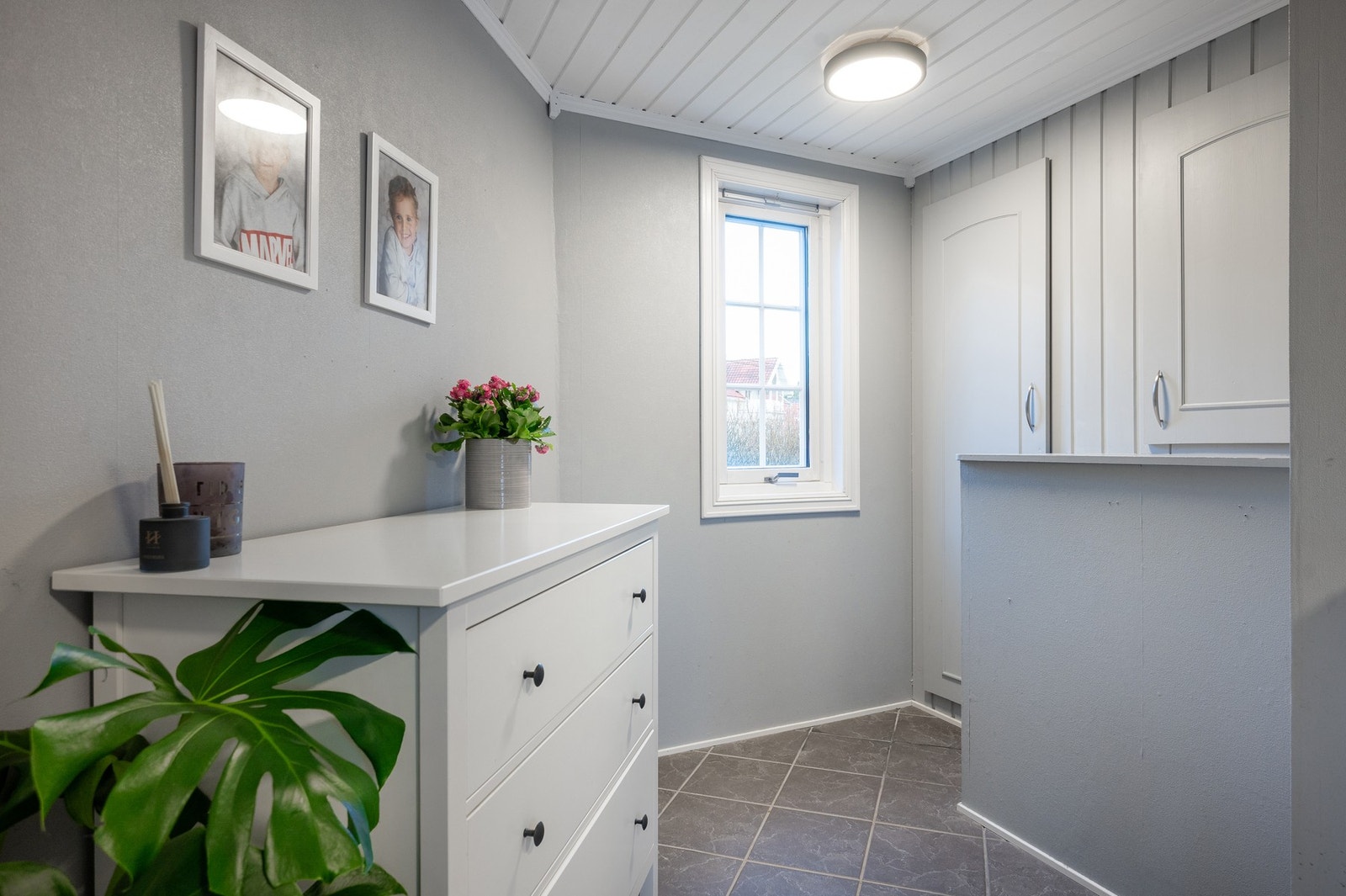 I entrèen er det god plass til ytterklær. Galleribilde