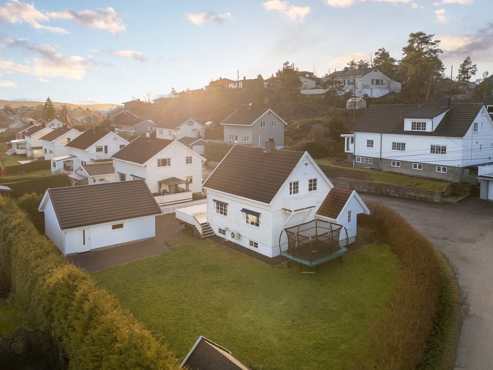 Dette er Bjerkelundsveien 3 - en fin familiebolig sentralt på Gressvik. Velkommen på visning! Galleribilde
