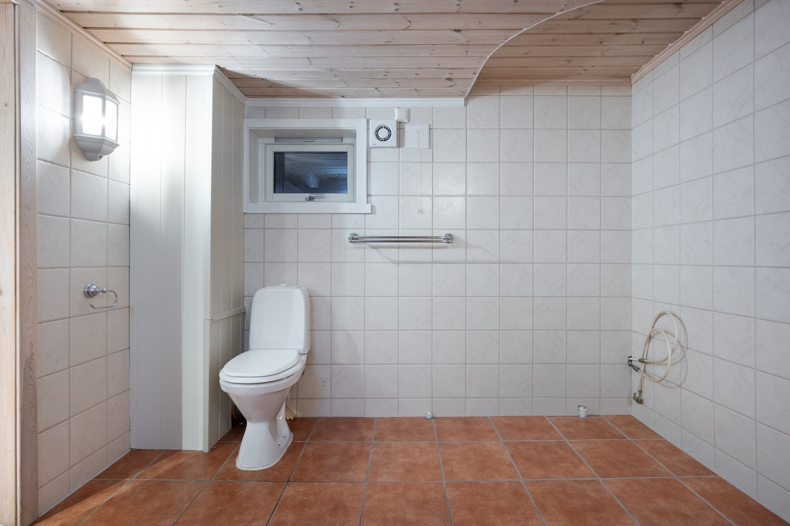 Rommet er innredet med servantinnredning, opplegg for dusjkabinett og toalett Galleribilde