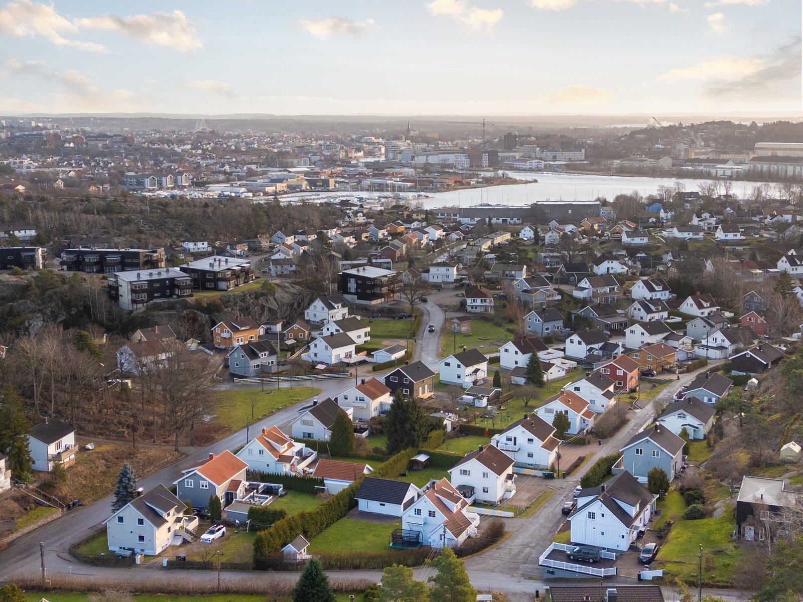 Kun en kort spasertur fra eiendommen kommer du til byfergen på Bruket; denne tar deg enkelt til Fredrikstad sentrum. Galleribilde
