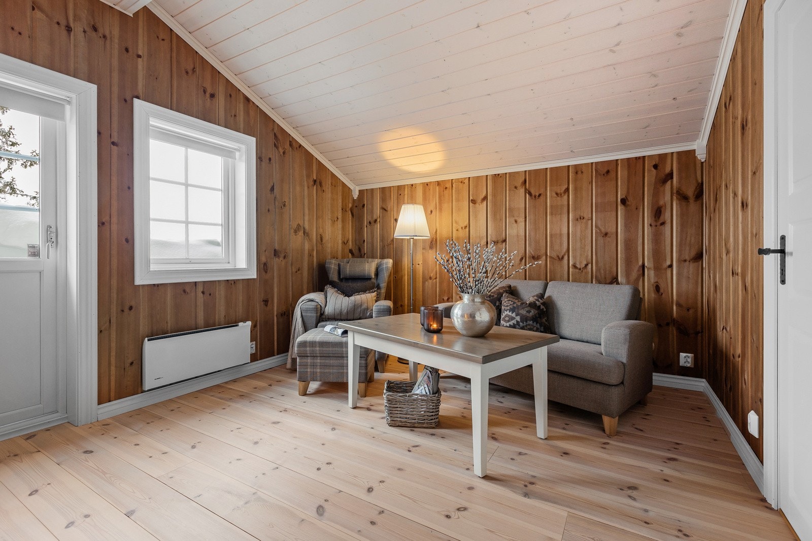 I lofstetasjen finner man en hyggelig lofsstue med dør ut til balkong. Galleribilde