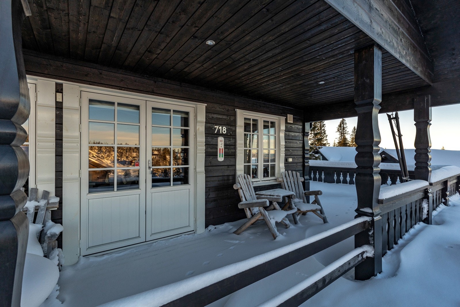 Trapp ned til terrenget fra verandaen. Galleribilde