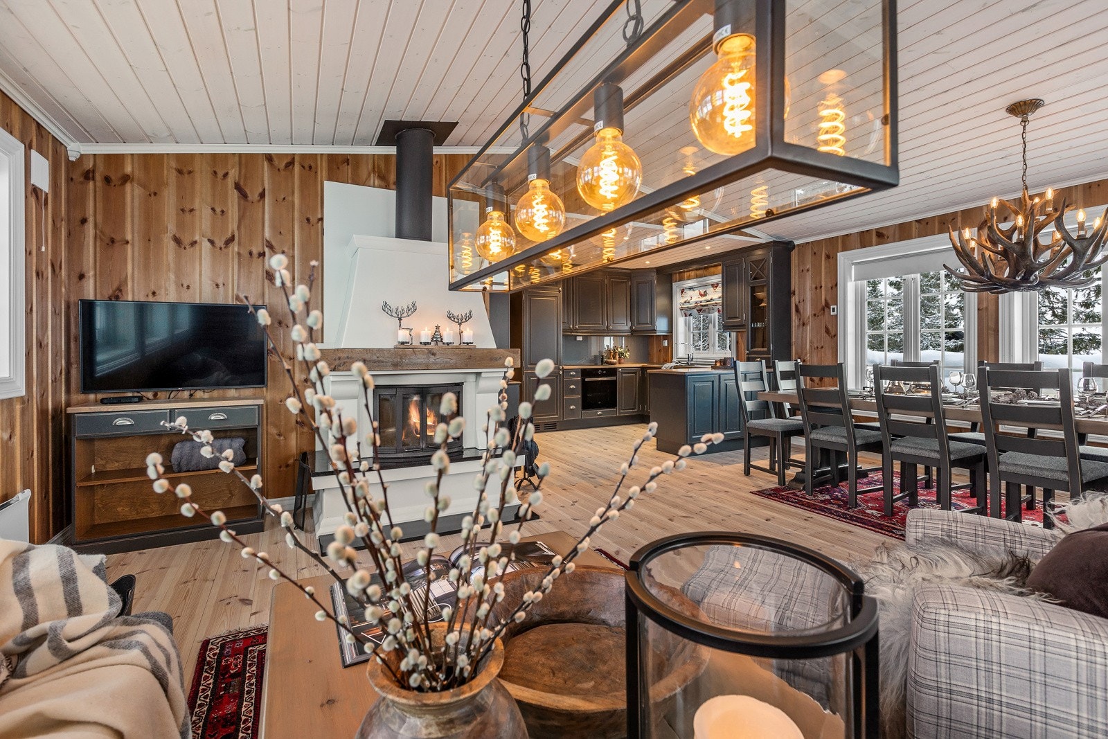 Det er deilig å krype opp i sofaen i denne lune stuen etter en lang dag utendørs. Galleribilde