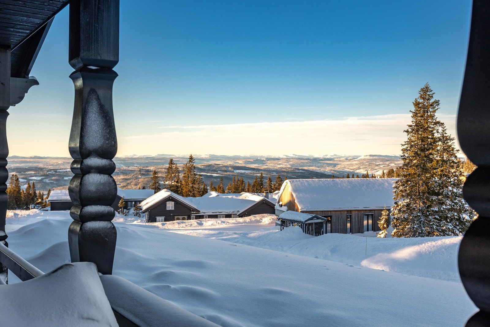 Fra stuen er det utgang til en stor veranda med gode solforhold og nydelig utsikt. Galleribilde
