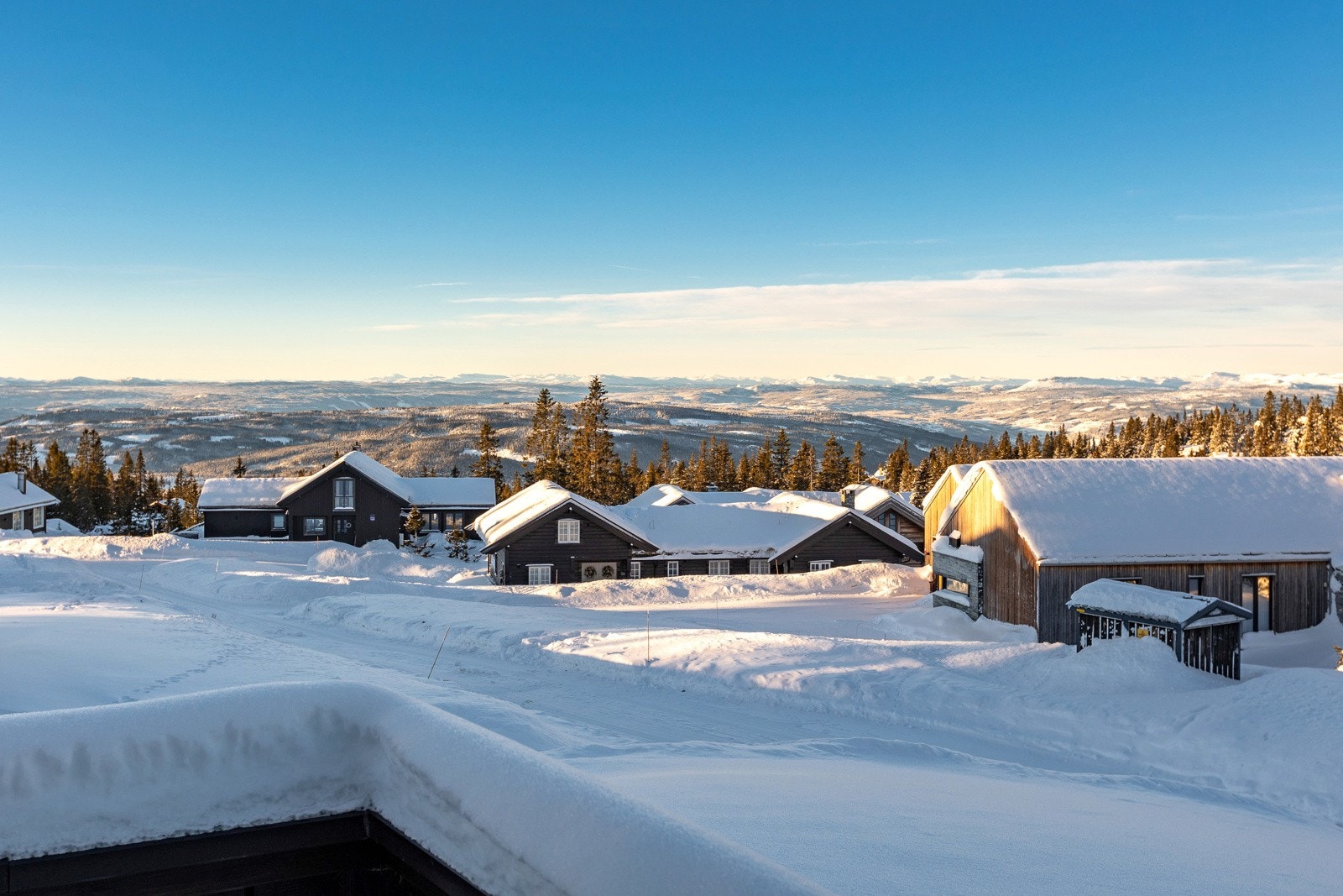 Fra verandaen er det svært gode solforhold og flott utsikt. Galleribilde