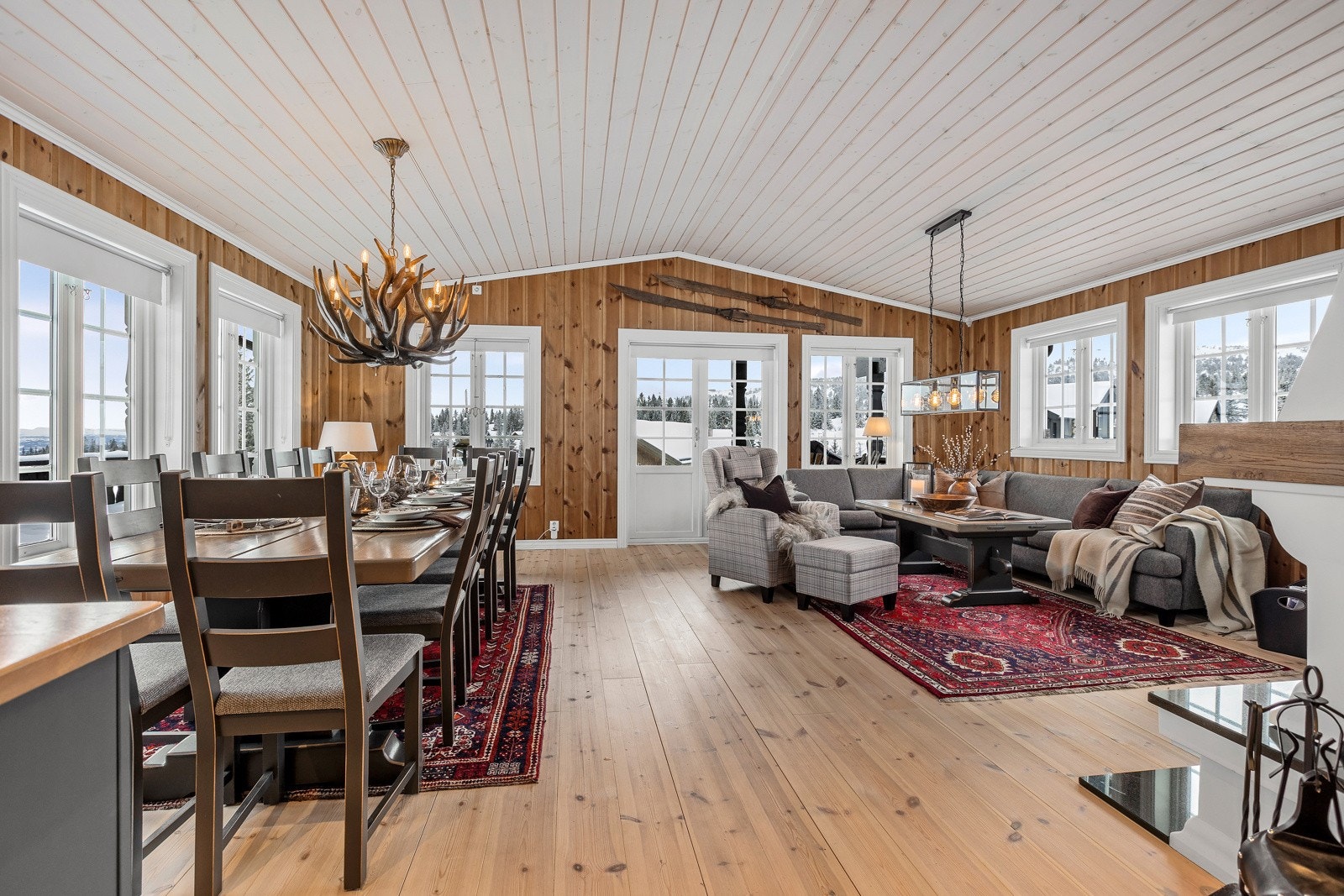 Mye deilig lys slippes inn gjennom de mange vinduene i stuen. Galleribilde