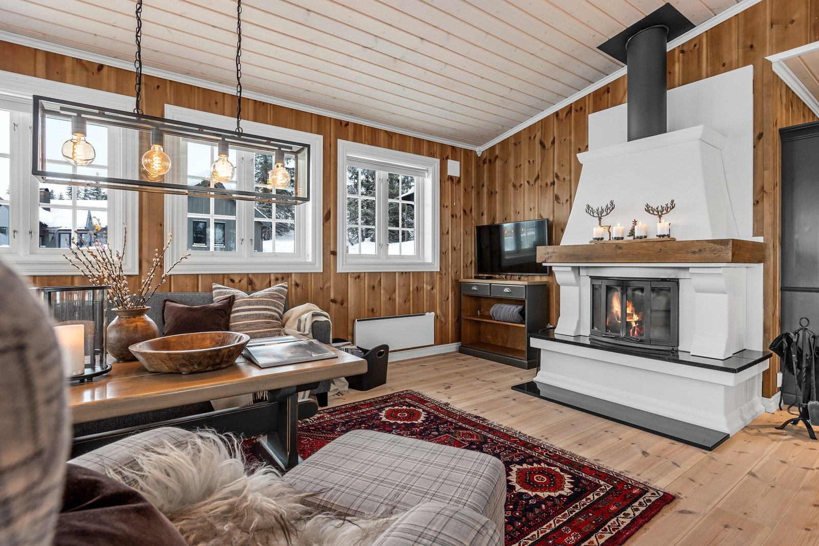 Stuen er lys og og trivelig og har en fin peis som skaper varme og hygge i rommet. Galleribilde