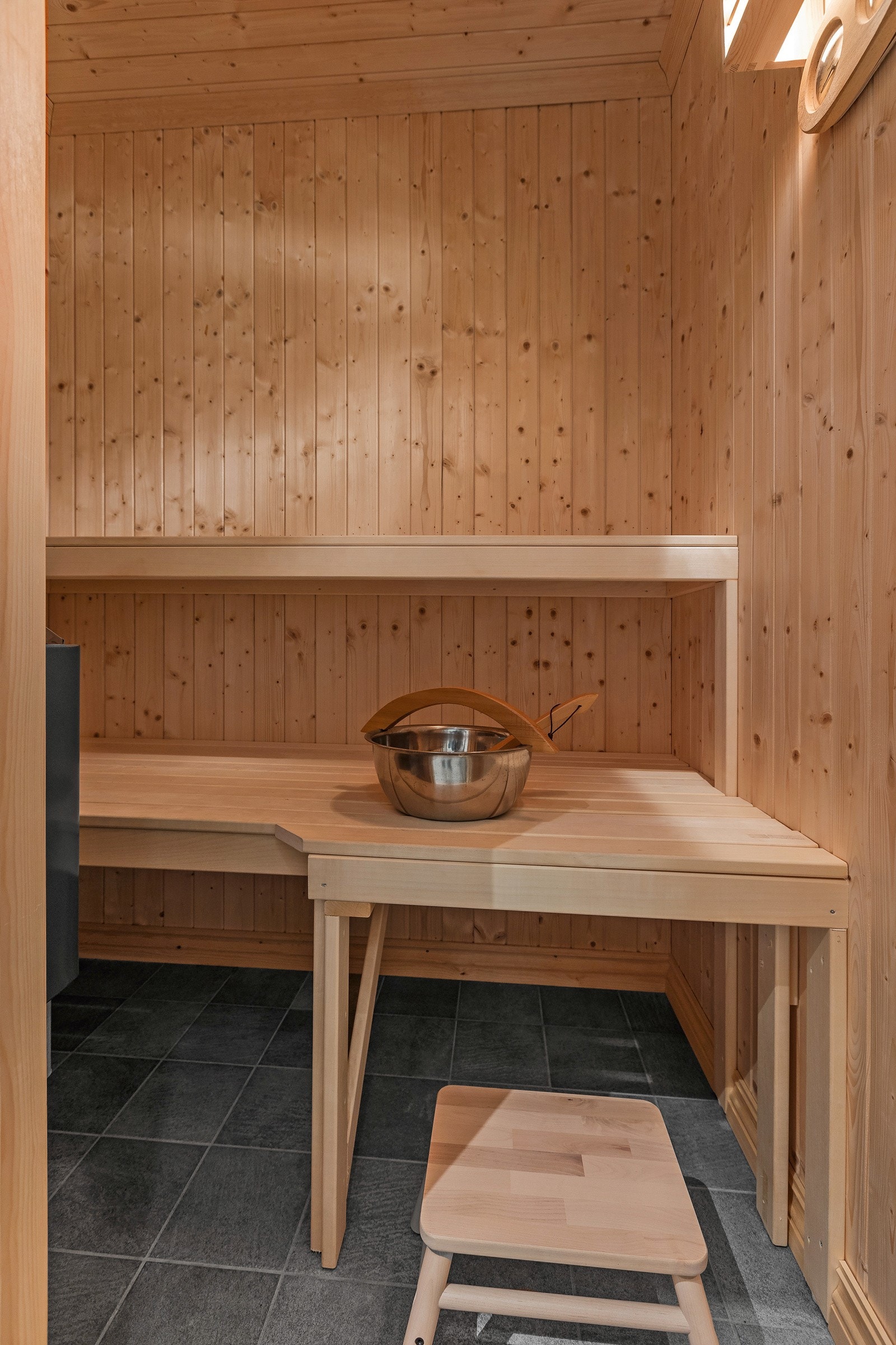 Etter en lang da utendørs er det godt å myke opp de stive musklene i badstuen som ligger innenfor badet. Galleribilde