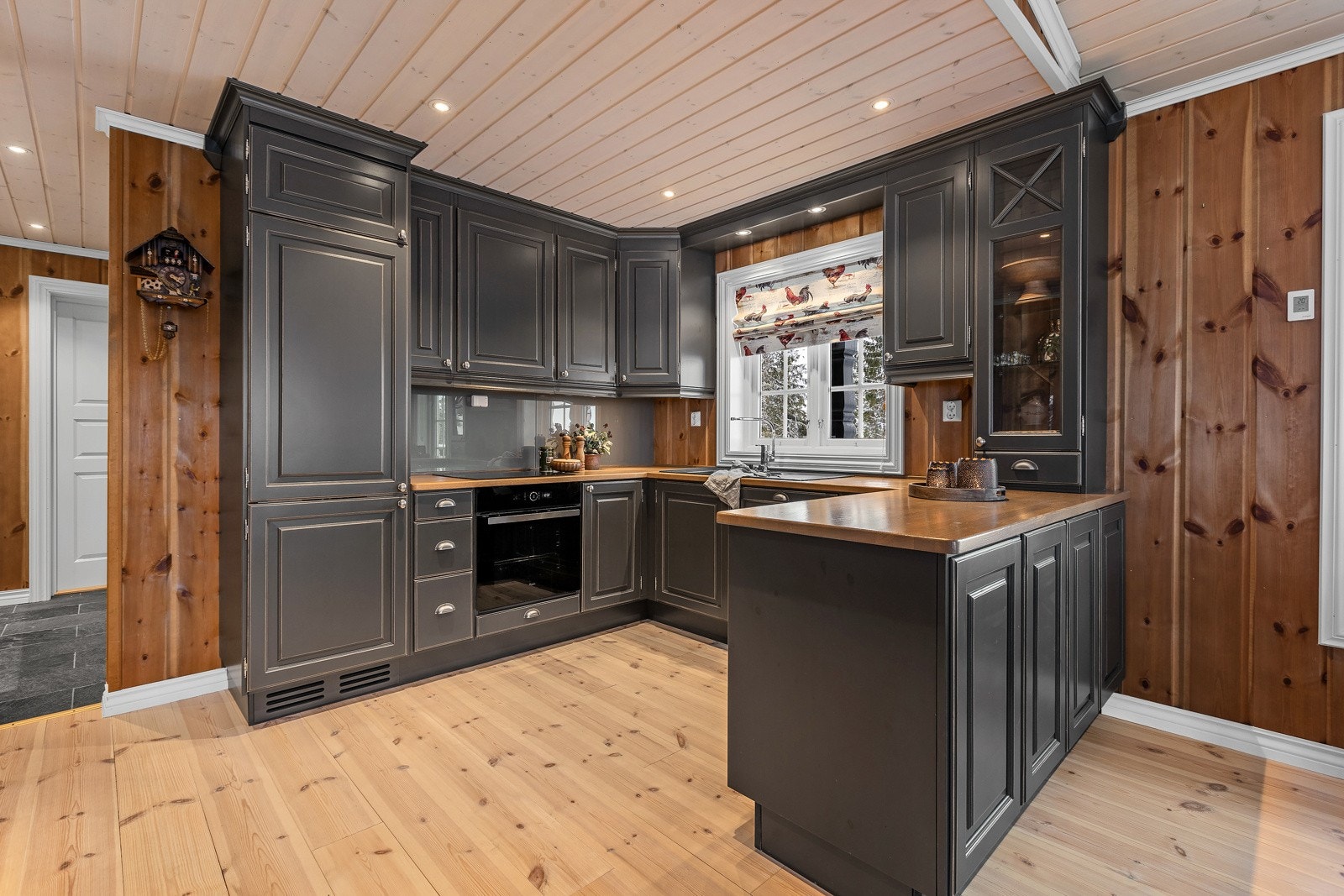 Kjøkkenet har godt med skap- og benkeplass. Galleribilde