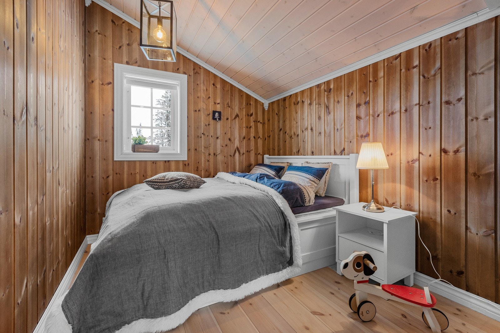 Begge soverommene i loftsetasjen er innredet med dobbeltseng. Galleribilde