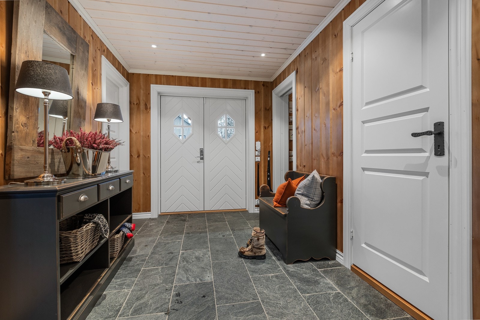 Via de doble inngangsdørene ankommer man en romslig flislagt gang med varmekabler. Galleribilde