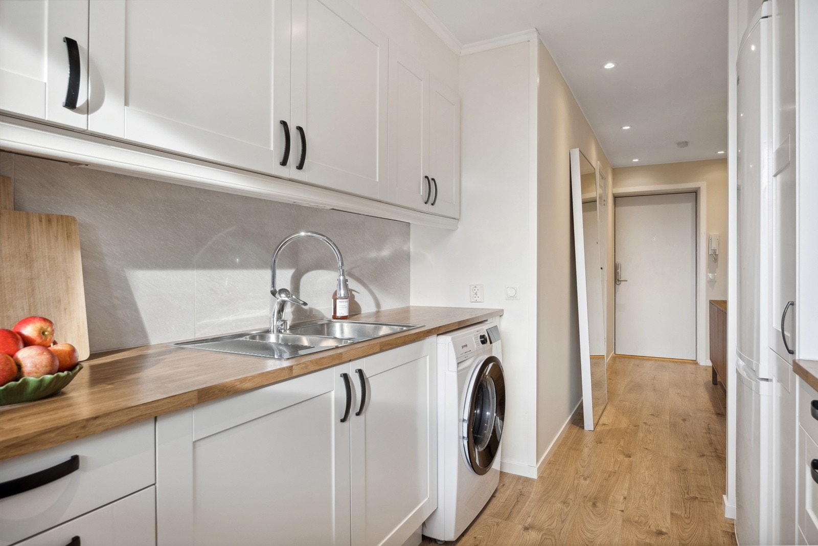 Kjøkkenet har flere gode kvaliteter ved seg; mye oppbevaring - og arbeidsplass, frittstående komfyr, oppvaskmaskin og kjøleskap med fryser. Det er også opplegg til vaskemaskin. Galleribilde