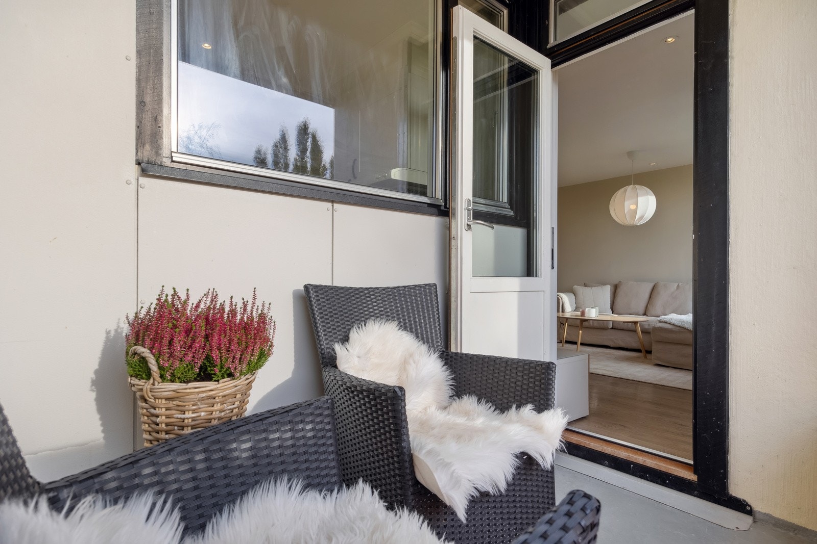 Balkongen er romslig nok til en mindre sittegruppe for å nyte en kopp kaffe eller et glass vin... Galleribilde