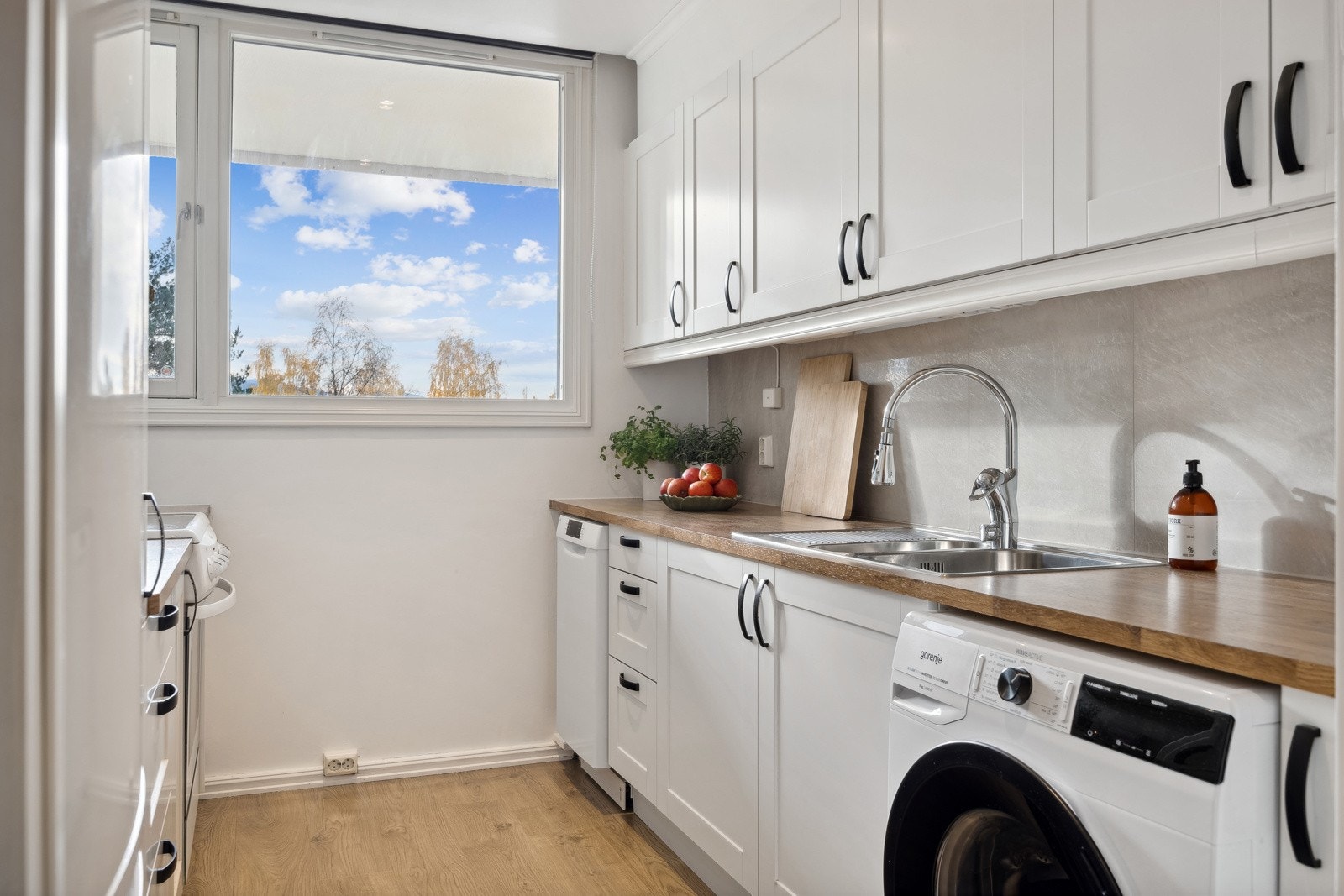 Kjøkkenets innredning er fra 2010 og har et tidløst preg. Galleribilde