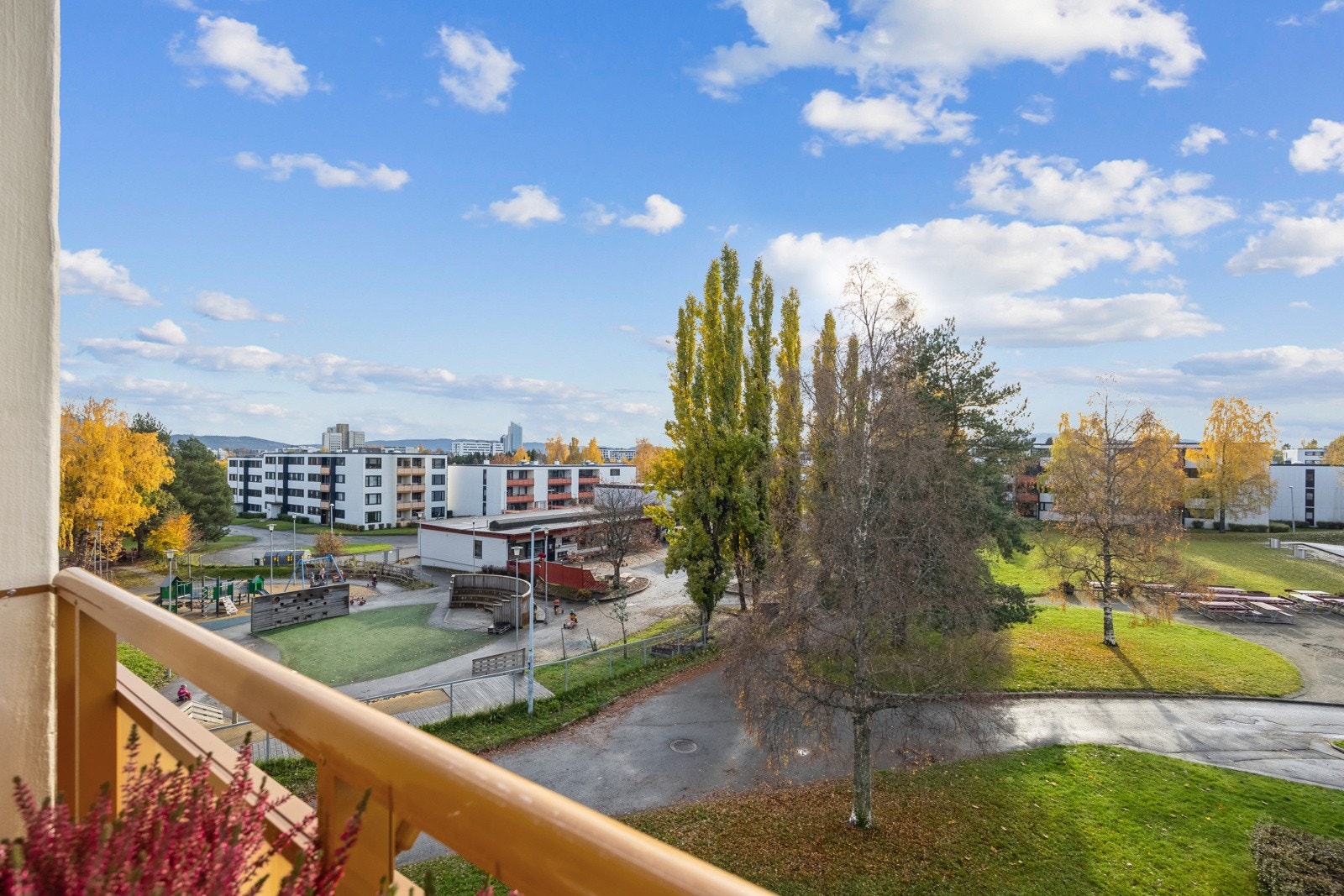 ... til denne flotte utsikten! Ingen innsyn og gode utsiktsforhold skaper en optimal balkongatmosfære. Galleribilde