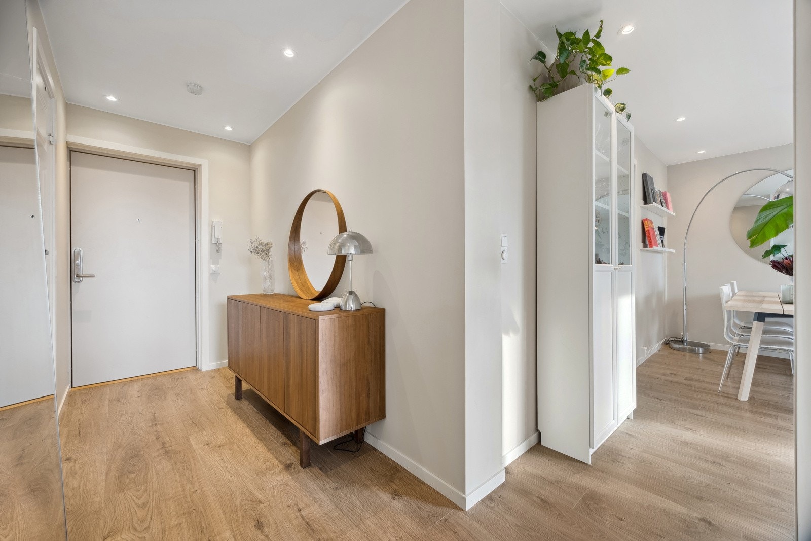 Velkommen inn! Ved første møte opplever man leiligheten som moderne innredet med hensyn til materiale - og fargevalg. Galleribilde