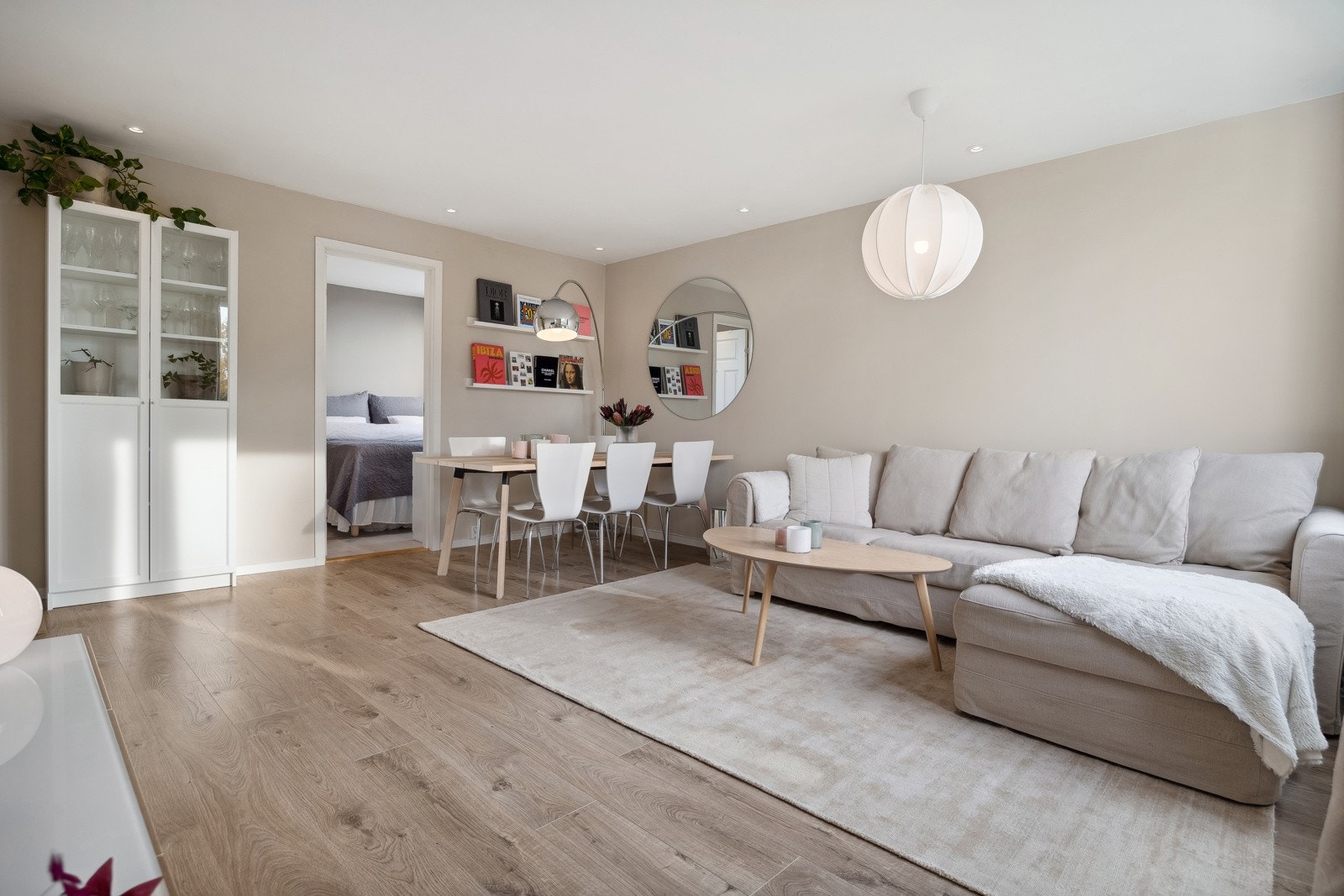 Stuen bader fint i det naturlige lyset fra vinduene. Om man ikke ønsker å ta med seg middagsgjester hit, så vet ikke vi! Galleribilde