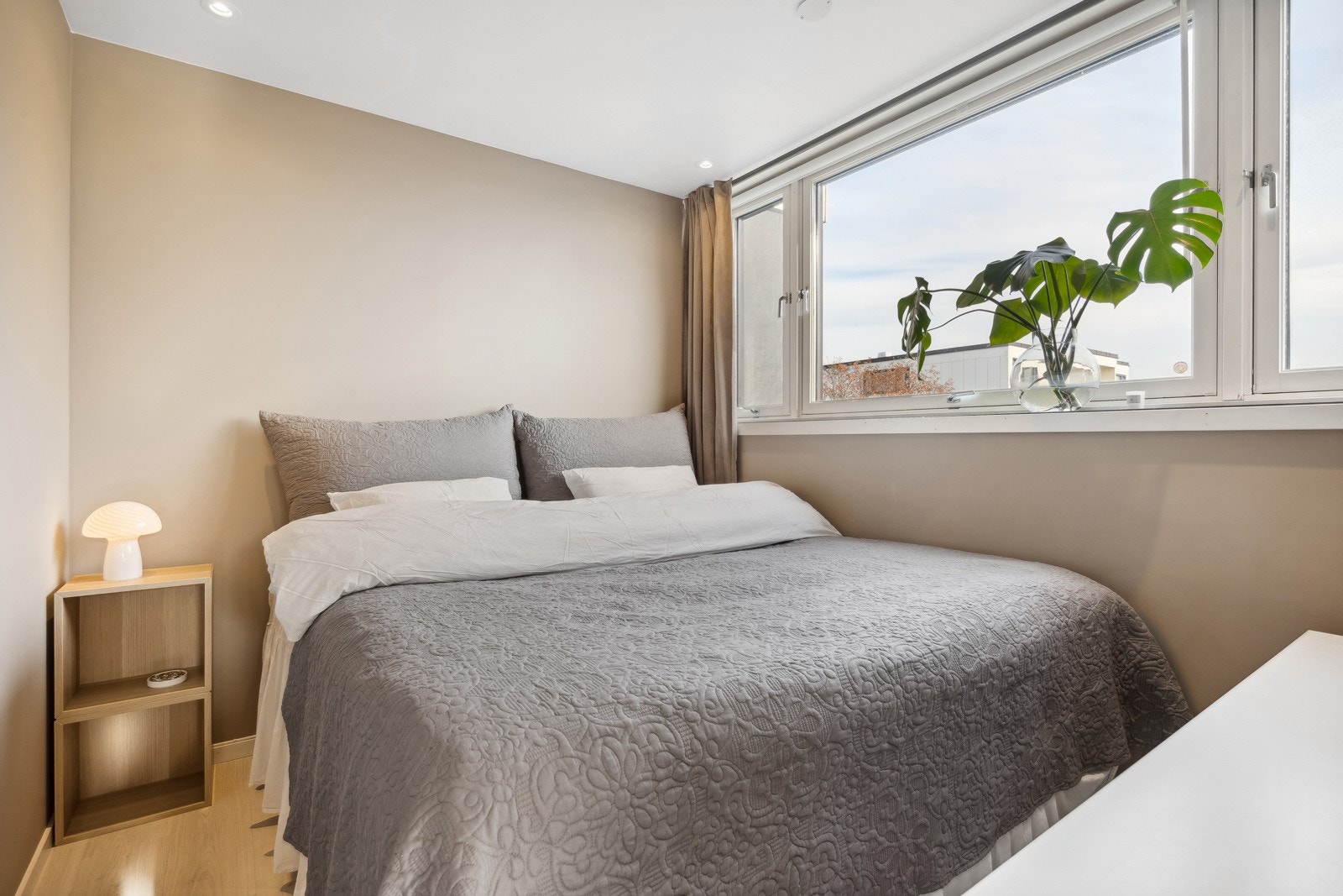 Soverommet har godt med plass til dobbelseng og nattbordsmøblement. Galleribilde