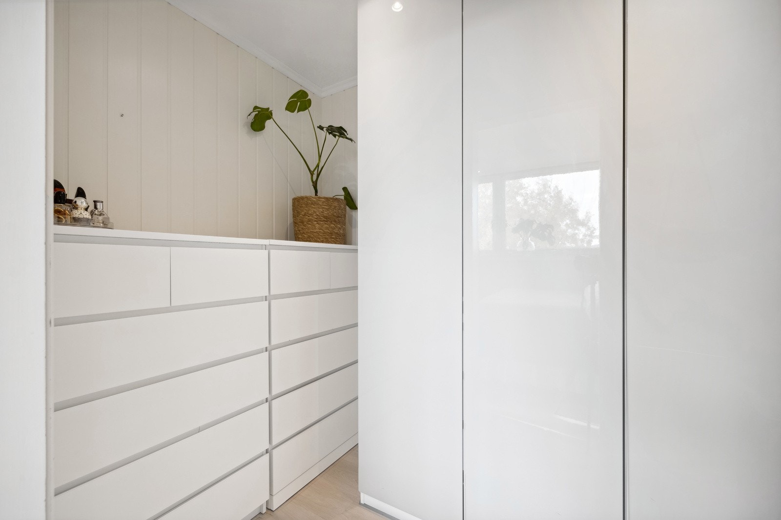 Soverommet er delvis delt av for et praktisk walk-in-closet! Galleribilde