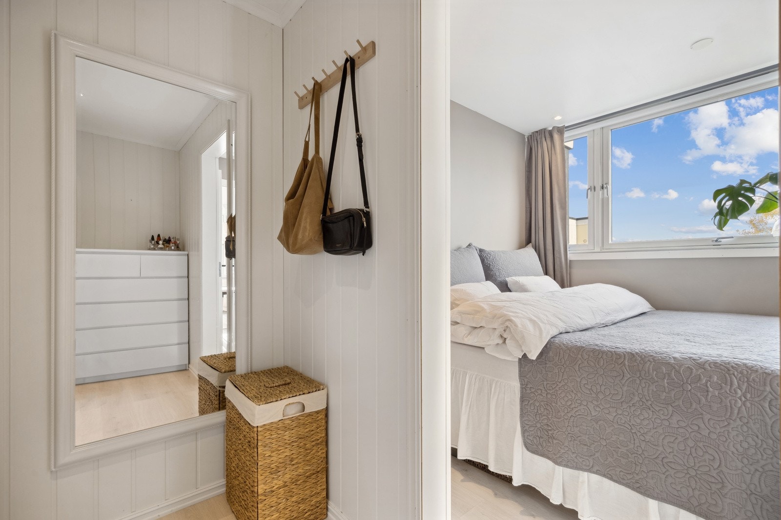 Rommet er godt utnyttet og er en funksjonibelt fordel for oppbevaring av klær, sengetøy m.m. Galleribilde