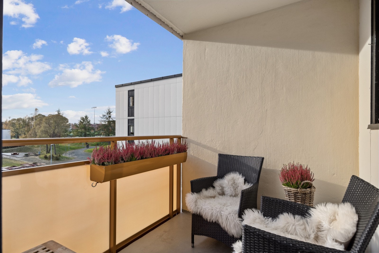 Balkongen er sørvendt og har gode solforhold på dag og ettermiddag. Galleribilde