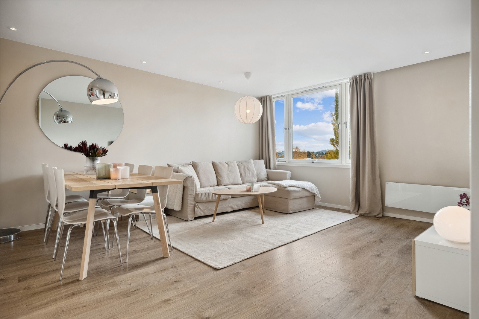 Det er lagt enstavsgulv, og installert downlights i himling. Stuen måler gode 21 kvm, som gir flere møbleringsmuligheter. Galleribilde