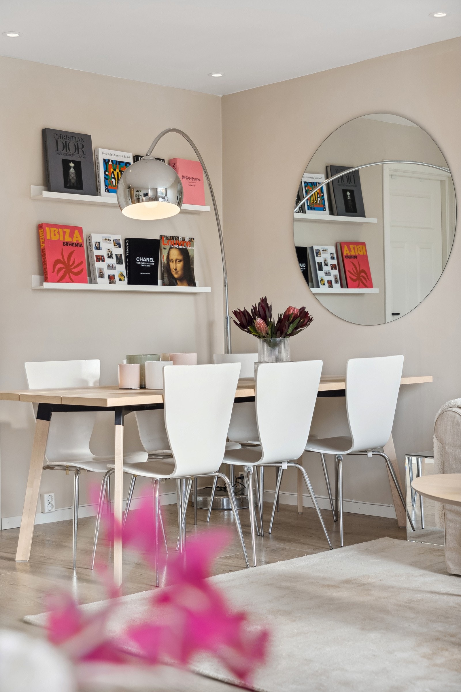 Det er god plass til spisebordsmøblement og TV-stue. Galleribilde