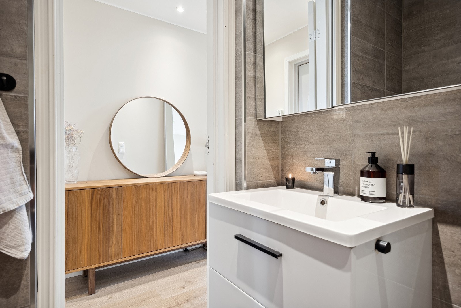 Badet har man inngang til fra entreen og er lekkert innredet med fliser på vegg og gulv, og det er installert gulvvarme og mekanisk avtrekk. Galleribilde