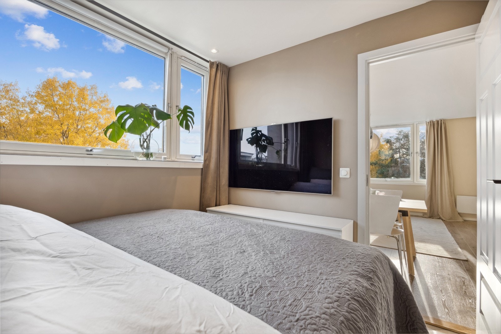 Det er ingenting som slår store vindu uten innsyn på soverommet! Galleribilde