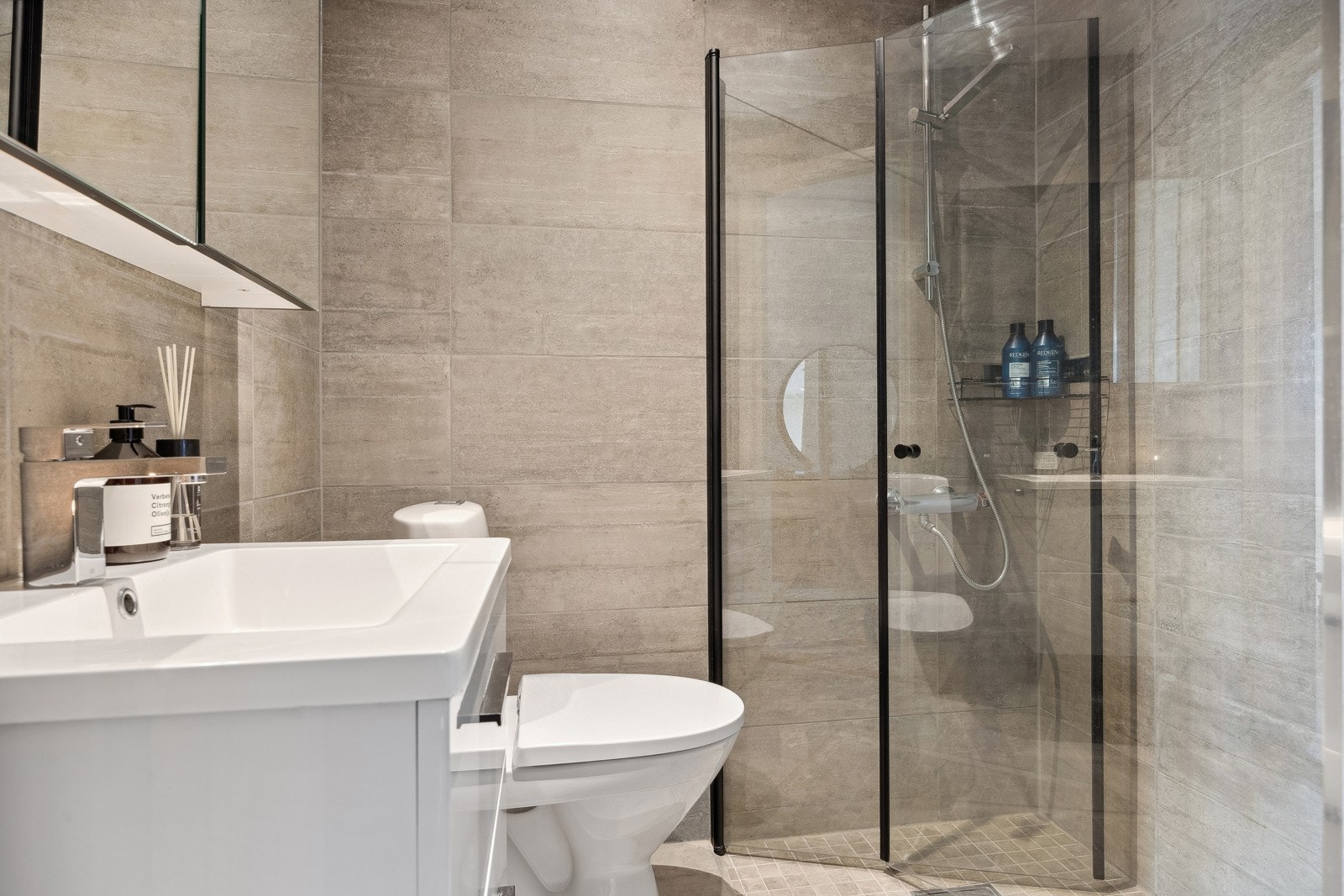 Badet er fra 2015 og til tross for et mindre areal er det godt utnyttet. Vegghengt servant og sammenleggbare dusjdører øker brukstrivselen på badet. Galleribilde