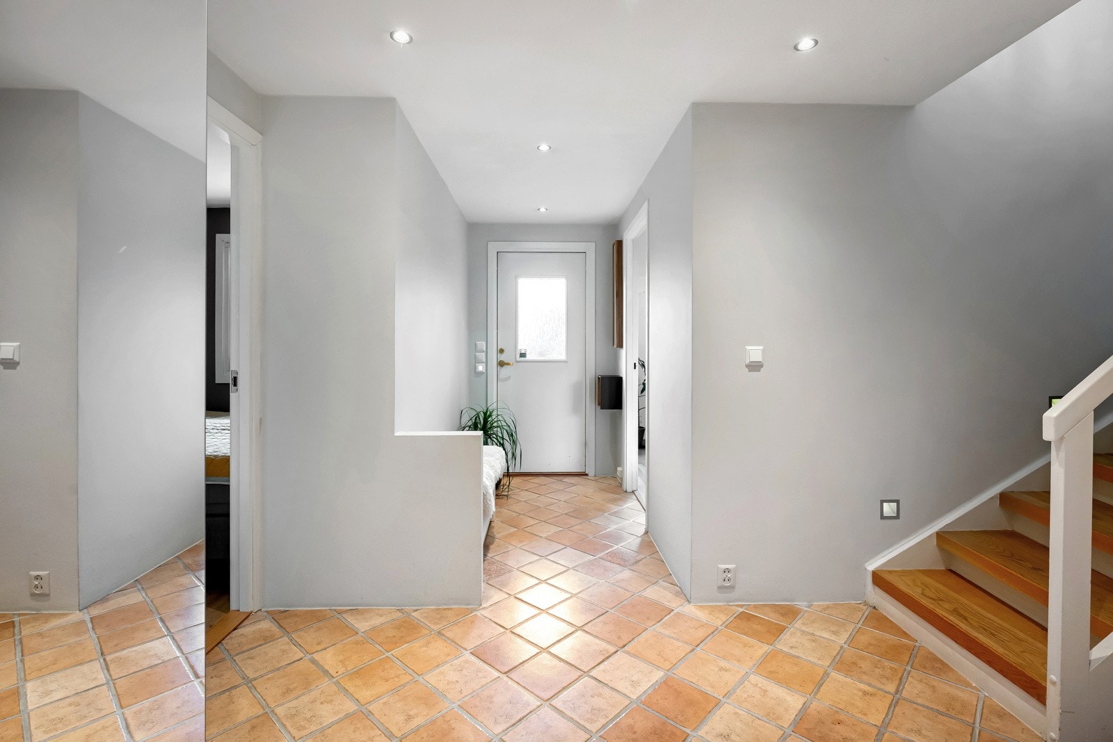 Entreen er svært romslig med flislagt gulv, lysmalte vegger og downlights i taket Galleribilde