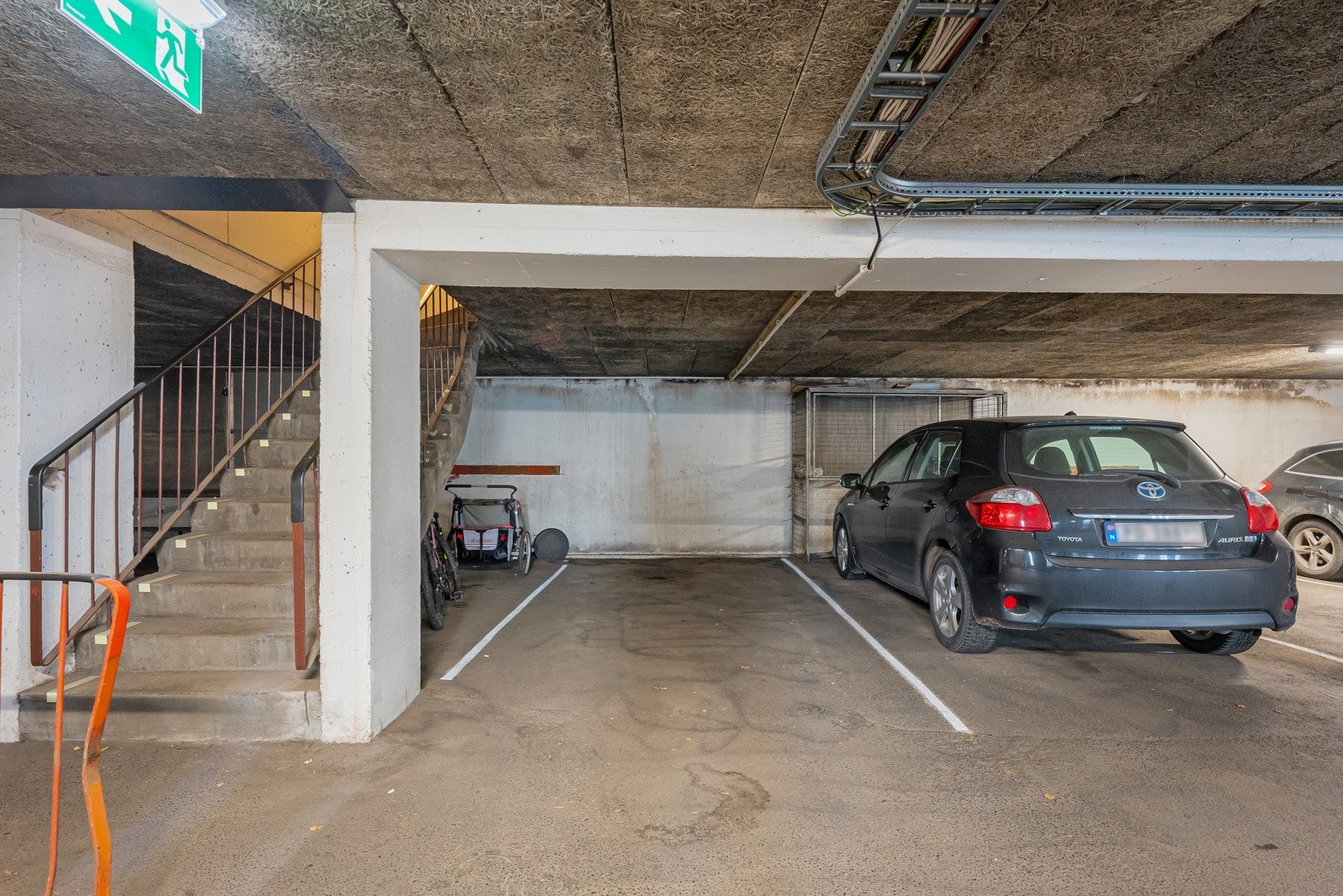 Det medfølger en garasjeplass i et lukket felles garasjeanlegg med mulighet for montering av lader til el-bil Galleribilde