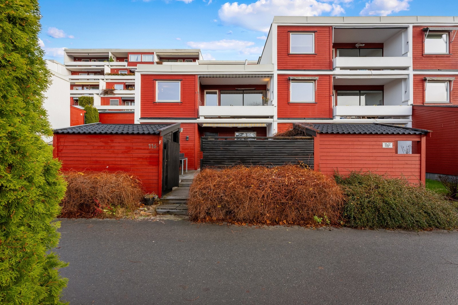 Boligen ligger i et bilfritt indre boområde som byr på flere lekeplasser, velstelte fellesarealer, samt hyggelige sittegrupper Galleribilde