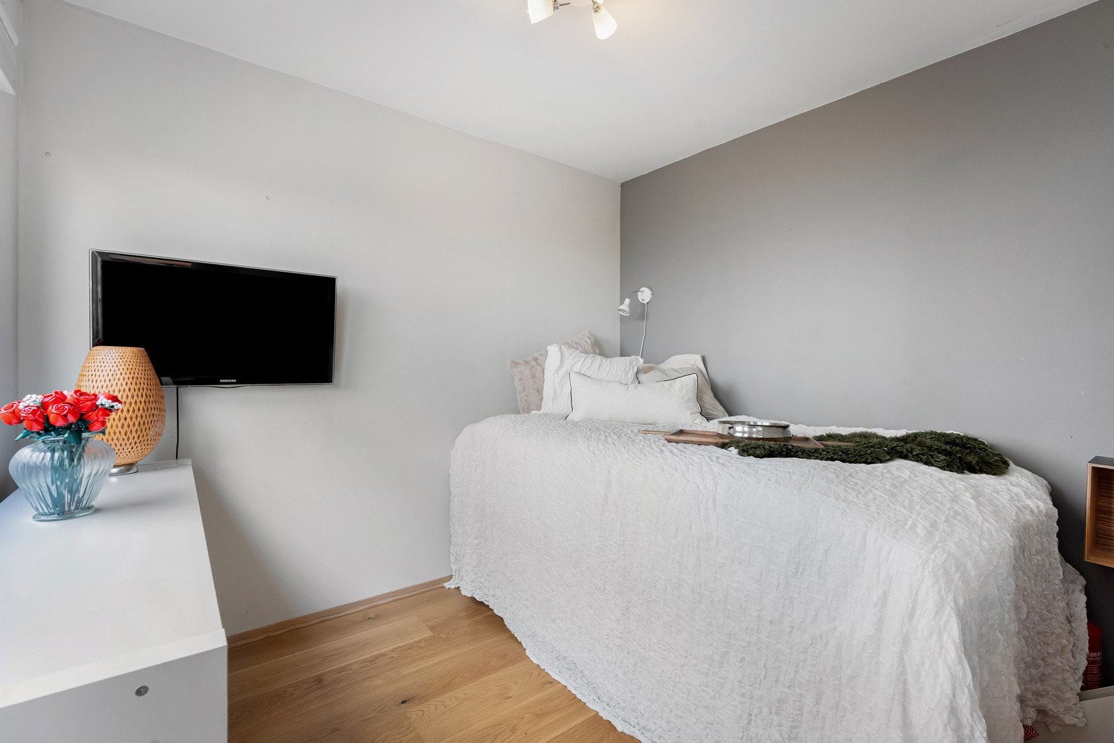 Soverommet i 2. etasje er romslig, med god plass til dobbeltseng, garderobe og annet møblement Galleribilde