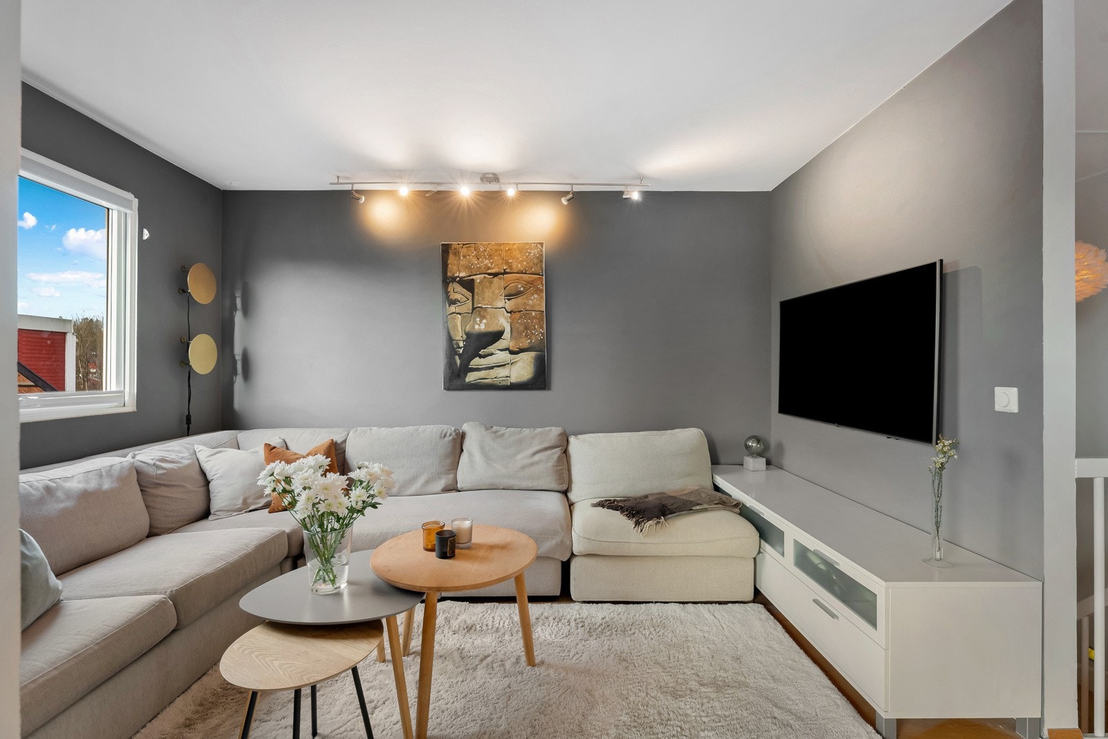 Her er det god plass til både sofa- og spisestueløsning, samt multimediautstyr Galleribilde