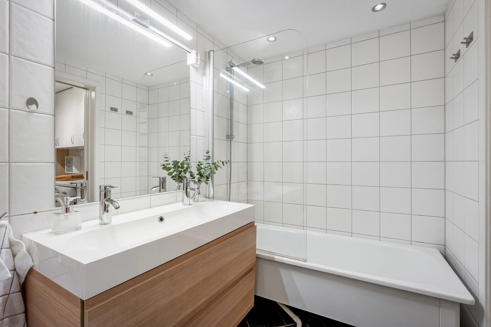 Rommet ble oppgradert i 2004 og har innfelte downlights som gir godt lys Galleribilde