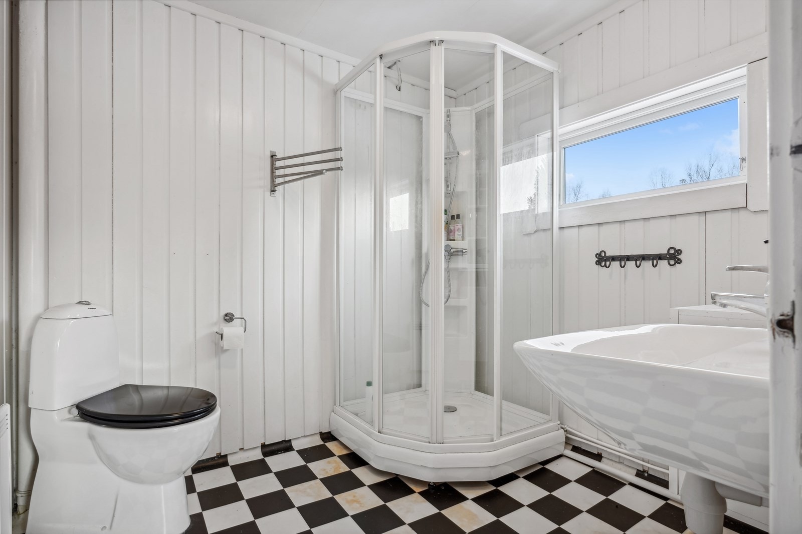 Belegg på gulv med oppbrett, panelvegger og malte himlingsplater Galleribilde