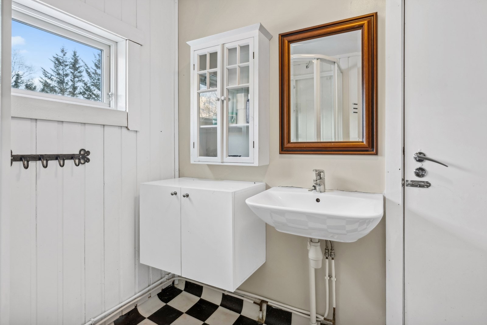 Badet i 2. etasje er innredet med servant, toalett og dusjkabinett Galleribilde