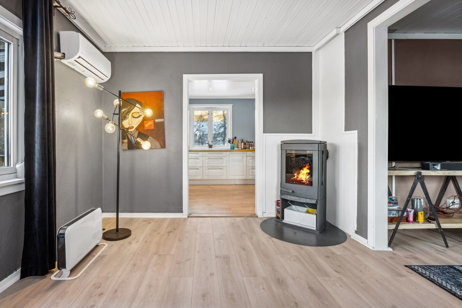 I stuen er det både varmepumpe og vedovn Galleribilde