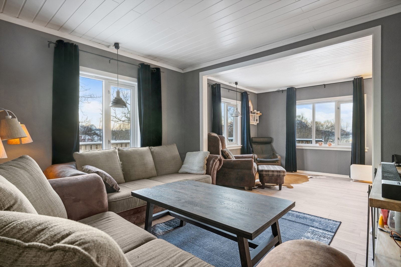 Her har man plass til både sofakrok og spisebordet Galleribilde