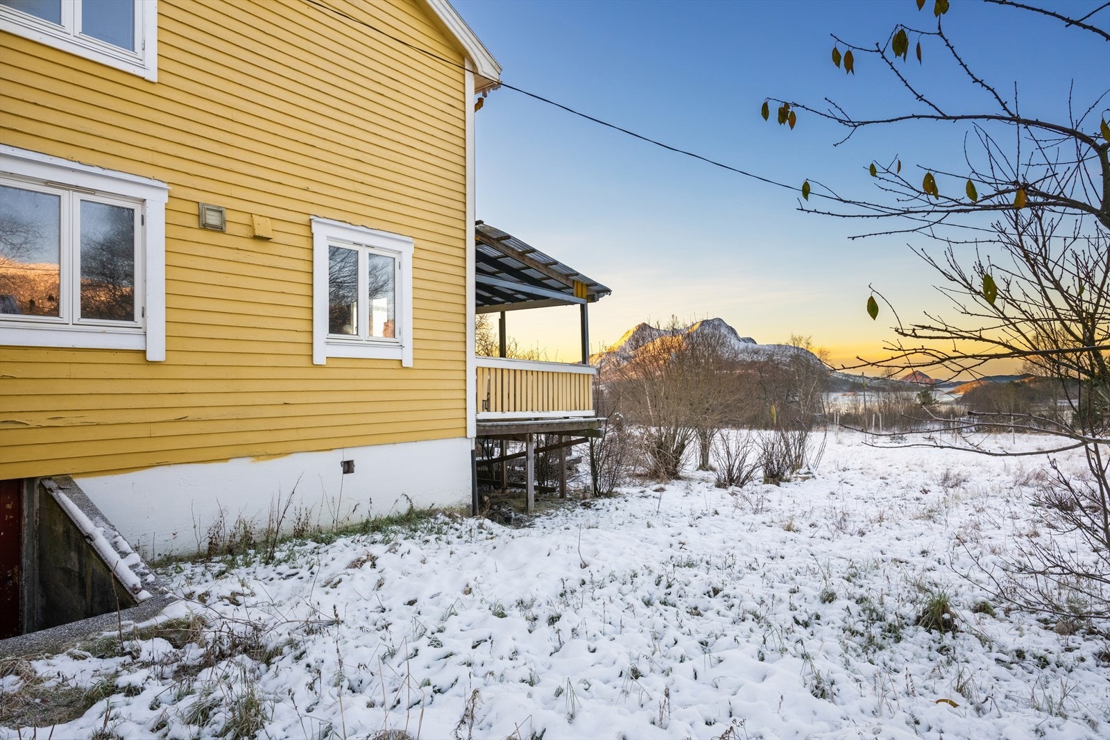 Boligen ligger fint til med gode sol forhold og fantastisk utsikt over fjorden. Galleribilde