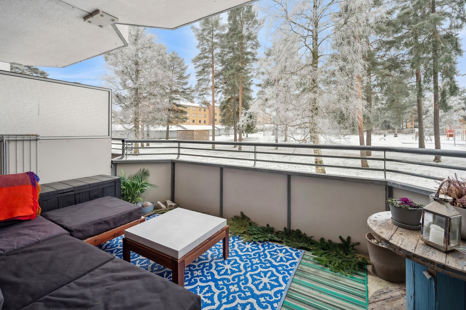 Balkong mot bakgård og lekeplass Galleribilde