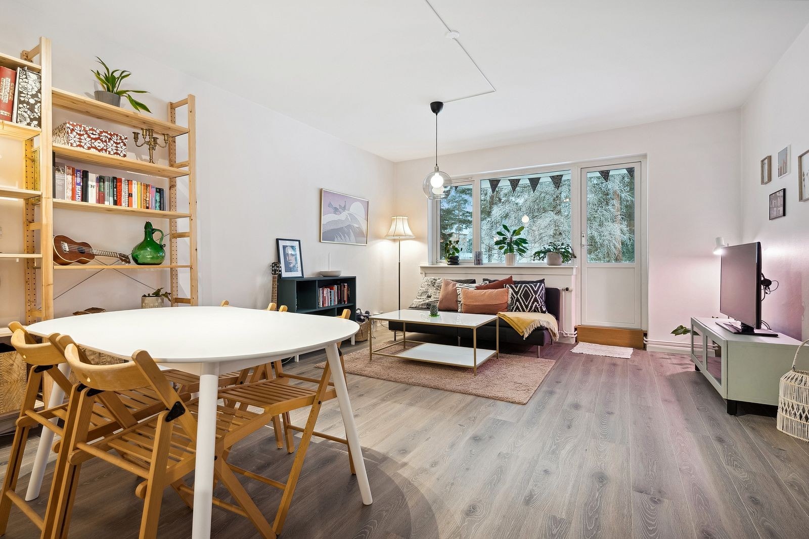 Stue og spisestue - vartvann er inkludert i leien Galleribilde