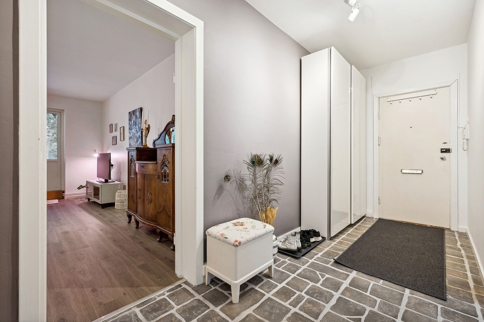 Romslig entre med garderobe - Galleribilde