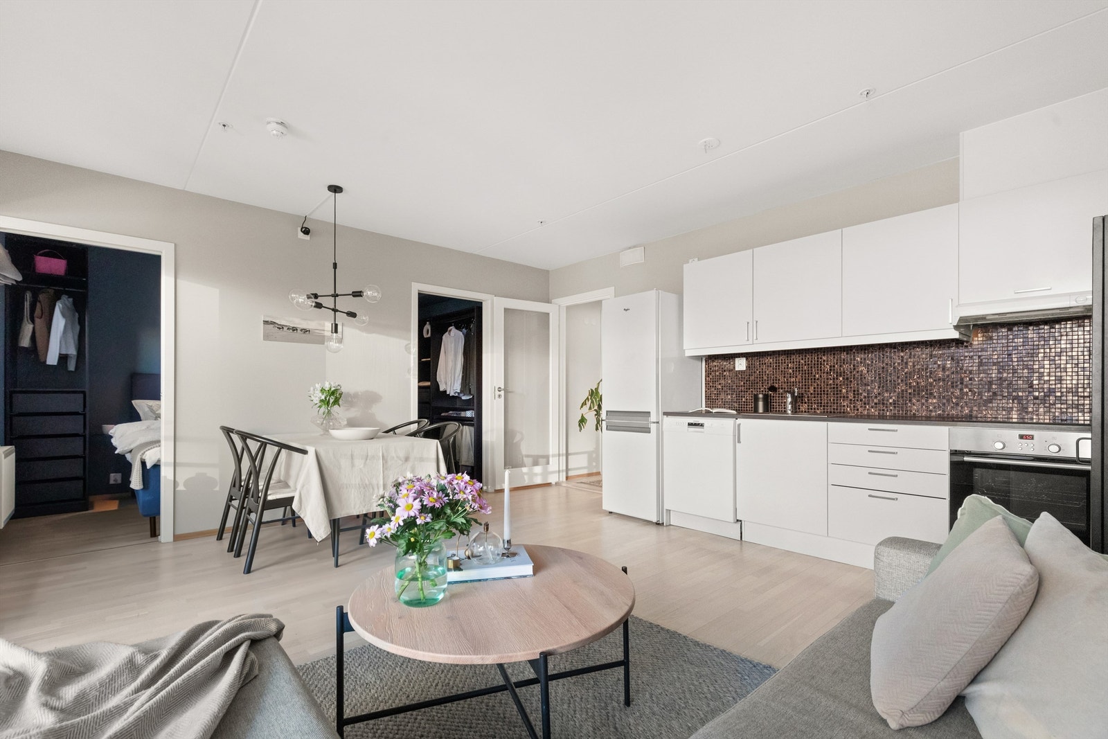 I fin overgang mellom stue og kjøkken er det også en naturlig plass for å innrede med et spisebord med mulighet for å invitere venner og familie på middager. Galleribilde