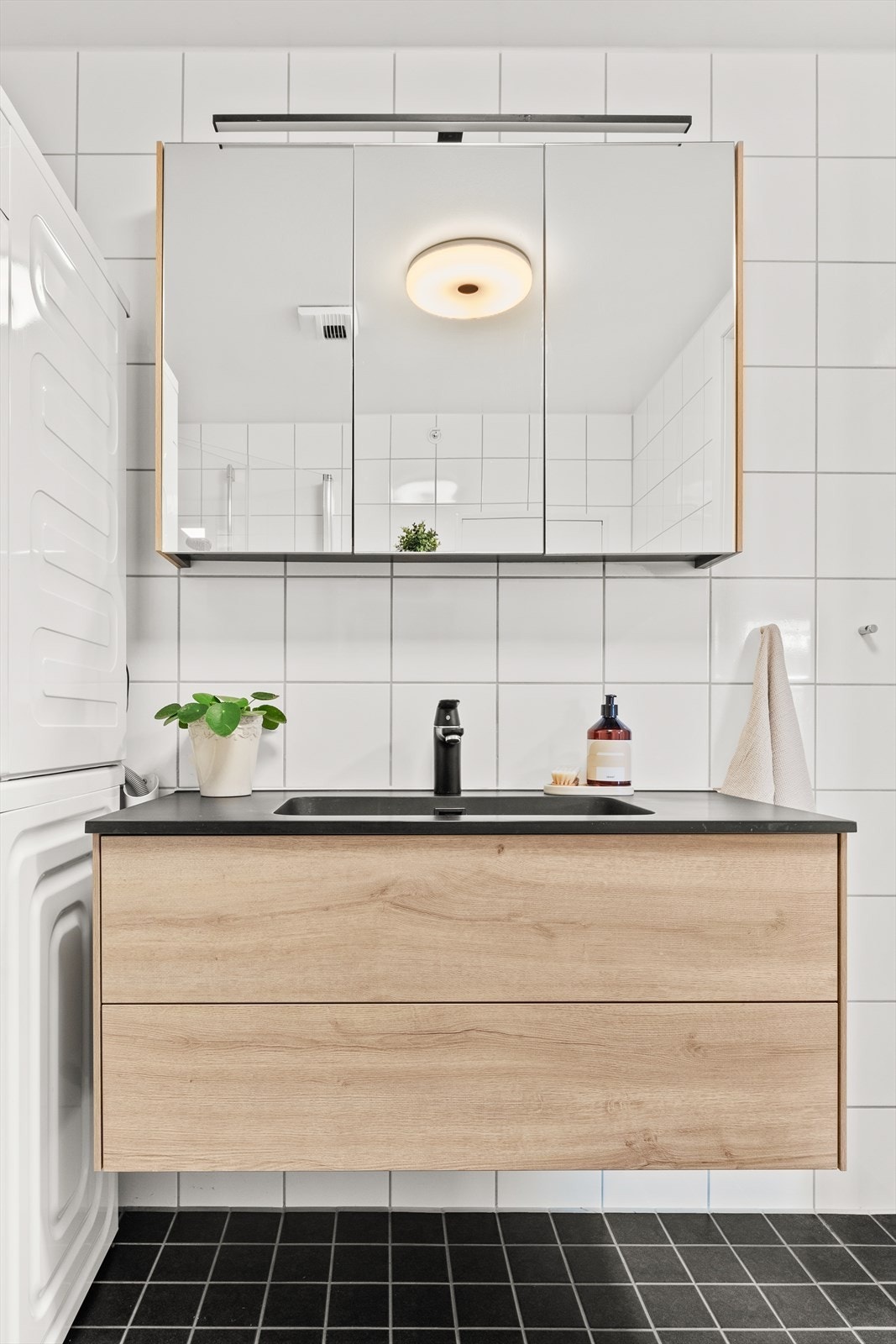 Over servanten er det et praktisk speilskap med belysning Galleribilde