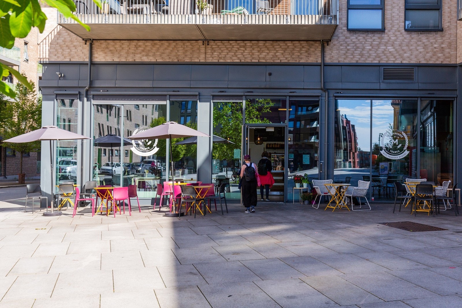 I området ved eiendommen finnes Petersborgkvartalet som har kafé og bakeri (Boulangerie M) med pizzaservering på kveldstid samt søndagsåpen Joker-butikk Galleribilde