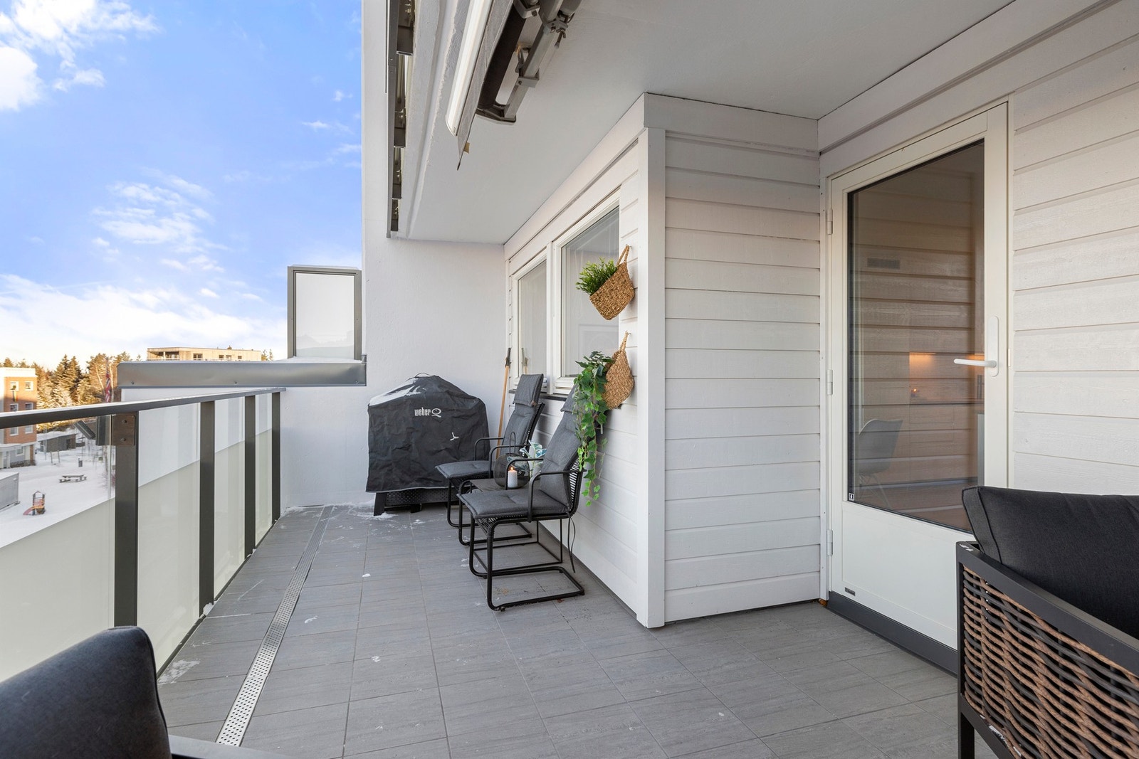 Balkongen har god plass til sittegrupper, grill og hyggelig beplantning. Galleribilde